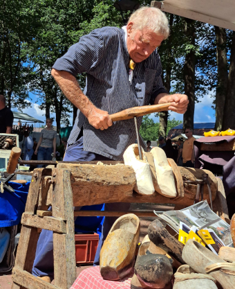 Klompenmaker in actie op de markt van Melk en Honing 2026